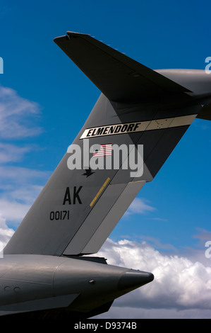 Il piano di coda di un USAF Boeing C-17 Globemaster aereo basato in Elmendorf, Alaska. Foto Stock