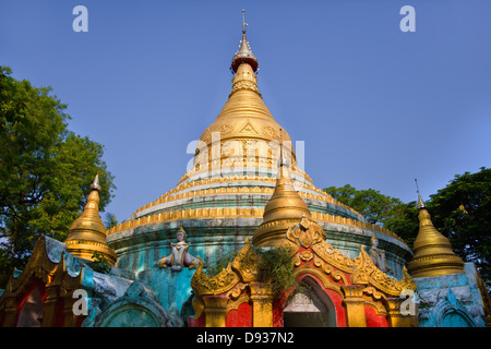 STUPA dorato di TAUNG MIN GYI pagoda in comples AMARAPURA la vecchia capitale reale 11 chilometri da MANDALAY - Myanmar Foto Stock