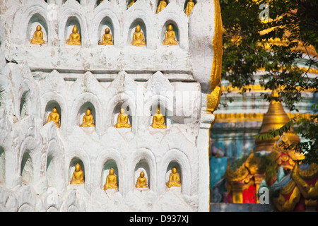 STUPA con molti piccoli Buddha nel TAUNG MIN GYI pagoda in complesso AMARcAPURA la vecchia capitale reale 11 chilometri dal Mandala Foto Stock