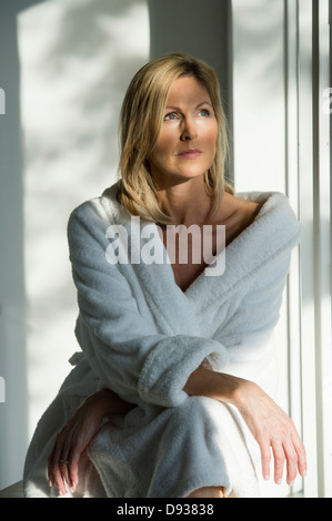 La donna caucasica avvolto in accappatoio Foto Stock