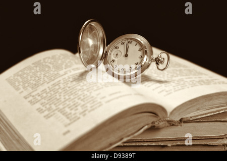 Il vecchio orologio da tasca sul libro aperto. Messa a fuoco selettiva su watch. Foto Stock