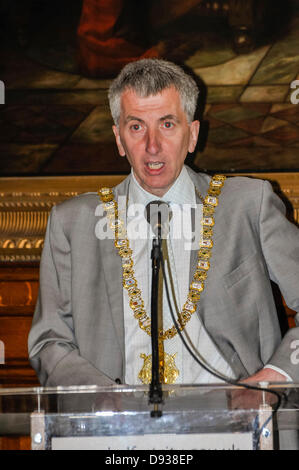 Belfast, Irlanda del Nord. Il 10 giugno 2013. Lord Mayor Máirtín Ó Muilleoir introduce Sovrintendente Capo Alan McCrum, argento Commander per G8 a Belfast, a un briefing con la stampa sul prossimo le disposizioni di sicurezza per il vertice del G8 in Irlanda del Nord dal XVII al XVIII Giugno 2013 a Enniskillen. Foto Stock