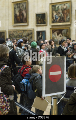 Folla di visitatori di ammirare e fotografare la Mona Lisa al Louvre Foto Stock