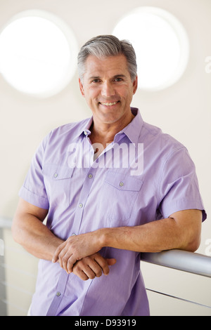 Uomo caucasico appoggiata sulla ringhiera Foto Stock