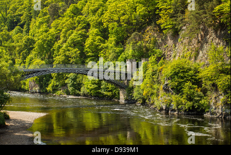 TELFORD[ Thomas Telford] ponte sopra il fiume Spey A CRAIGELLACHIE SCOZIA IN PRIMAVERA Foto Stock