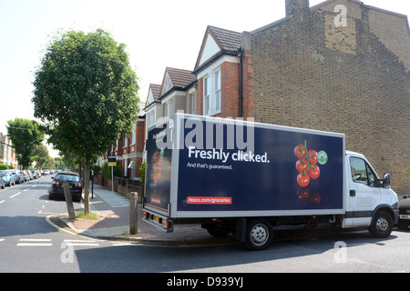 Consegna Tesco van home suburban frondosa strada supermercato shop carrello Foto Stock