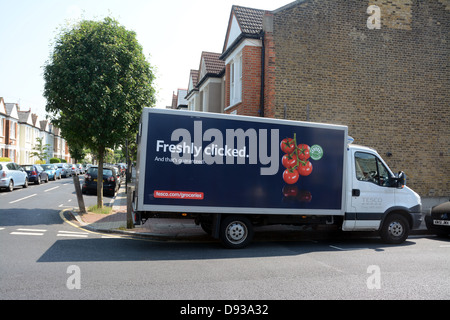 Consegna Tesco van home suburban frondosa strada supermercato shop carrello Foto Stock