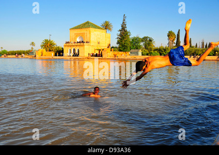 I giovani la balneazione presso i giardini Menara , Marrakech, Marocco, Africa del Nord. Foto Stock