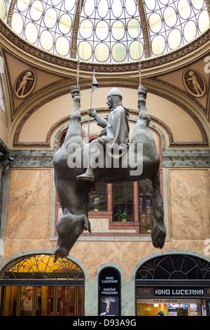 Statua di re Venceslao da David Cerny in Lucerna Pasaz (passaggio), shoping Mall, a Praga, Repubblica Ceca Foto Stock