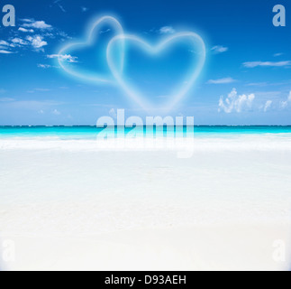 Romantica località balneare, bellissimo paesaggio marino, due a forma di cuore le nuvole nel cielo blu, luna di miele Vacanza, Paradise beach Foto Stock