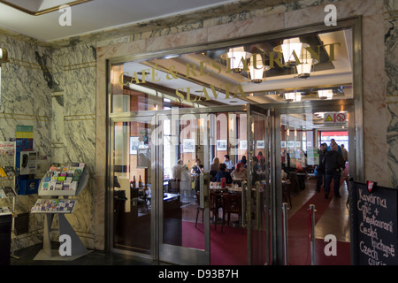 Ingresso del Café Slavia Praga, Repubblica Ceca Foto Stock