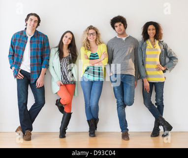 Amici insieme sorridente Foto Stock