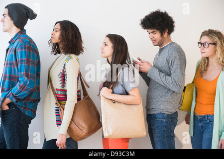 Persone in attesa in linea Foto Stock