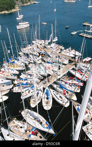 Barca a vela in un porto turistico, Sandhamn, arcipelago di Stoccolma, Svezia. Foto Stock