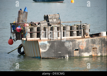 Lobster Pot sulla pesca in barca nelle acque del Regno Unito Foto Stock