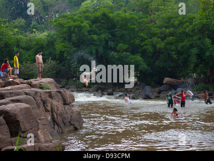 Kids Jumping In Tadfan cascate, Boloven, Laos Foto Stock