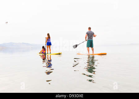 Famiglia equitazione paddle boards Foto Stock