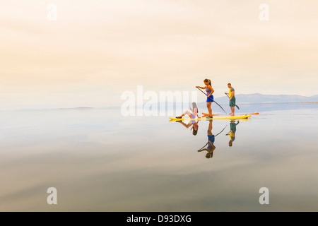 Famiglia equitazione paddle boards Foto Stock