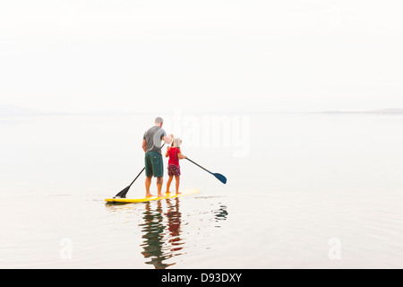 Caucasian padre e figlia di equitazione scheda pala Foto Stock