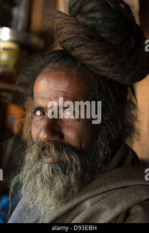 Un indù Shaivite Sadhu (asceta) pone per la telecamera nel quartiere himalayana di Chamba in Himachal Pradesh, India Foto Stock