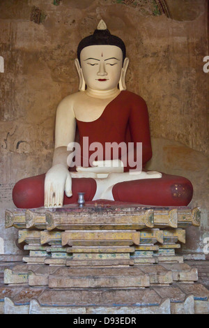 Statue di Buddha all'interno SULAMANI tempio che fu costruito nel 1183 da Narapatisithu - BAGAN, MYANMAR Foto Stock