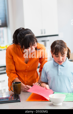 Madre aiutare mia figlia con i compiti Foto Stock