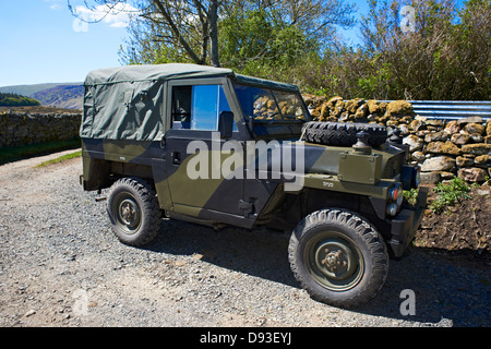 Un breve passo esercito Land Rover in ambiente rurale, Foto Stock