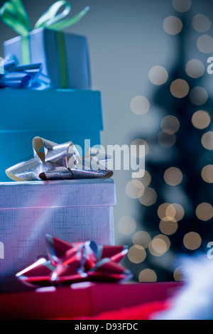 Pile di avvolgere i regali di Natale Foto Stock