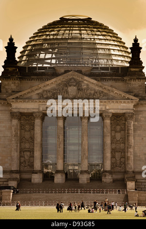 Edificio colonnato con cupola in vetro, Berlino, Germania Foto Stock