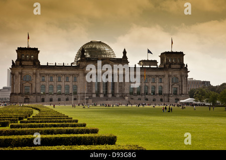 Edificio colonnato con cupola in vetro, Berlino, Germania Foto Stock