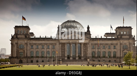 Edificio colonnato con cupola in vetro, Berlino, Germania Foto Stock