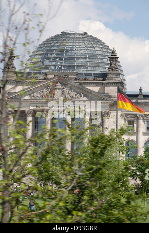 Edificio colonnato con cupola in vetro, Berlino, Germania Foto Stock