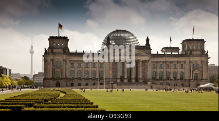 Edificio colonnato con cupola in vetro, Berlino, Germania Foto Stock