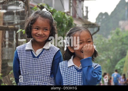 Ragazze in uniforme sulla strada per la scuola di Darjeeling, West Bengal, India Foto Stock
