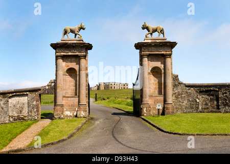 Porta del Leone, Downhill Demesne, Castlerock, Coleraine, Co Londonderry, Irlanda del Nord, Regno Unito. Foto Stock