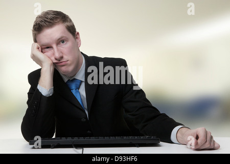Imprenditore infelice alla sua scrivania cosa non stanno andando bene oggi Foto Stock