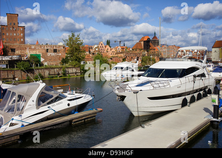 Marina con yacht e barche sul fiume Motlawa nella città di Gdansk, Polonia. Foto Stock