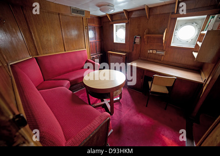 Cabina con area salotto all'interno della SS Soldek nave, parte polacca della Maritime Museum di Danzica, Polonia. Foto Stock