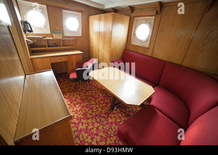 Cabina con area salotto all'interno della SS Soldek nave, parte polacca della Maritime Museum di Danzica, Polonia. Foto Stock