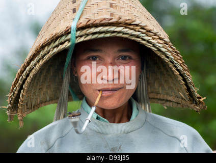 La minoranza Khmu donna tubo di fumo, Xieng Khouang, Laos Foto Stock