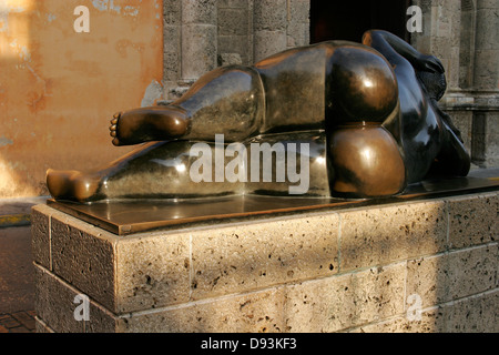 Statua di donna grassa da Fernando Botero, Plaza de Santo Domingo, Cartagena de Indias, Colombia Foto Stock