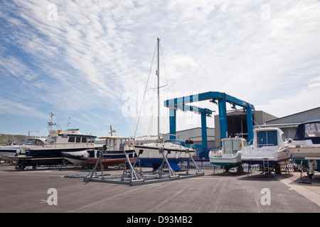 320T struttura di sollevamento per imbarcazioni, Portland Marina, Osprey Quay, Portland, Weymouth, Dorset, Inghilterra, Regno Unito Foto Stock