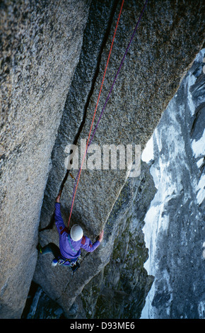 Persona montagna ascendente, vista in elevazione Foto Stock
