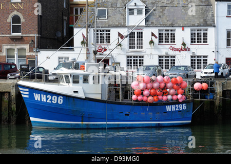 Blue peschereccio Weymouth Dorset England Regno Unito Foto Stock