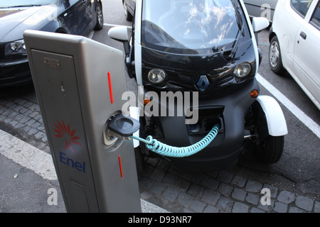 Renault twizy auto elettrica essendo caricato in corrispondenza di una stazione di carica a roma italia Foto Stock