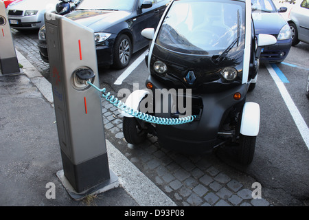 Renault twizy auto elettrica essendo caricato in corrispondenza di una stazione di carica a roma italia Foto Stock