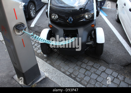 Renault twizy auto elettrica essendo caricato in corrispondenza di una stazione di carica a roma italia Foto Stock