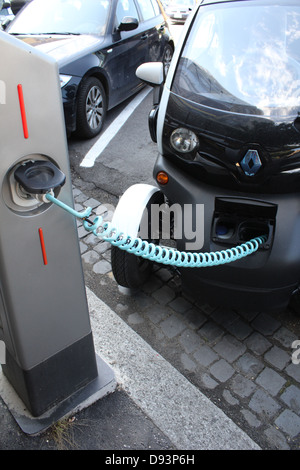 Renault twizy auto elettrica essendo caricato in corrispondenza di una stazione di carica a roma italia Foto Stock