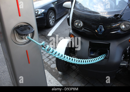 Renault twizy auto elettrica essendo caricato in corrispondenza di una stazione di carica a roma italia Foto Stock