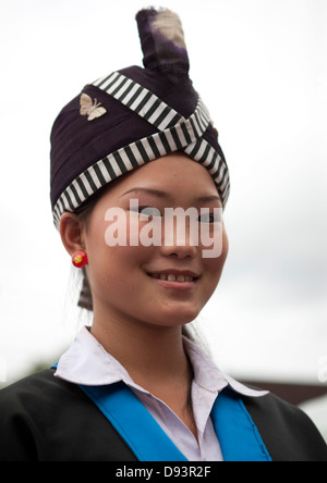 Ragazza in abiti tradizionali durante la Pii Mai Lao nuovo anno celebrazione, Luang Prabang, Laos Foto Stock